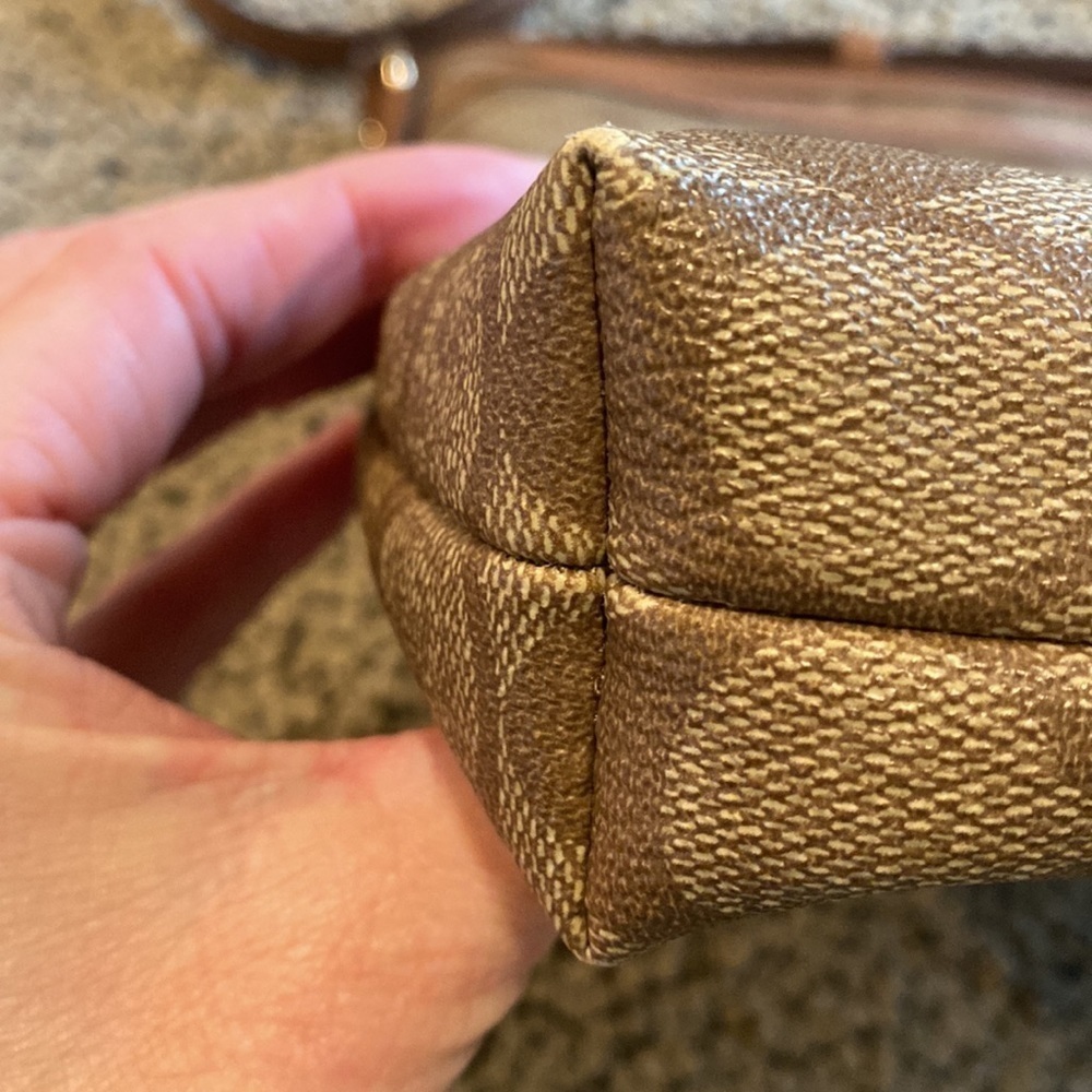 Coach Crossbody Bag w/ Gold Hardware, Zipper Closure & Pockets - Picture 4 of 11